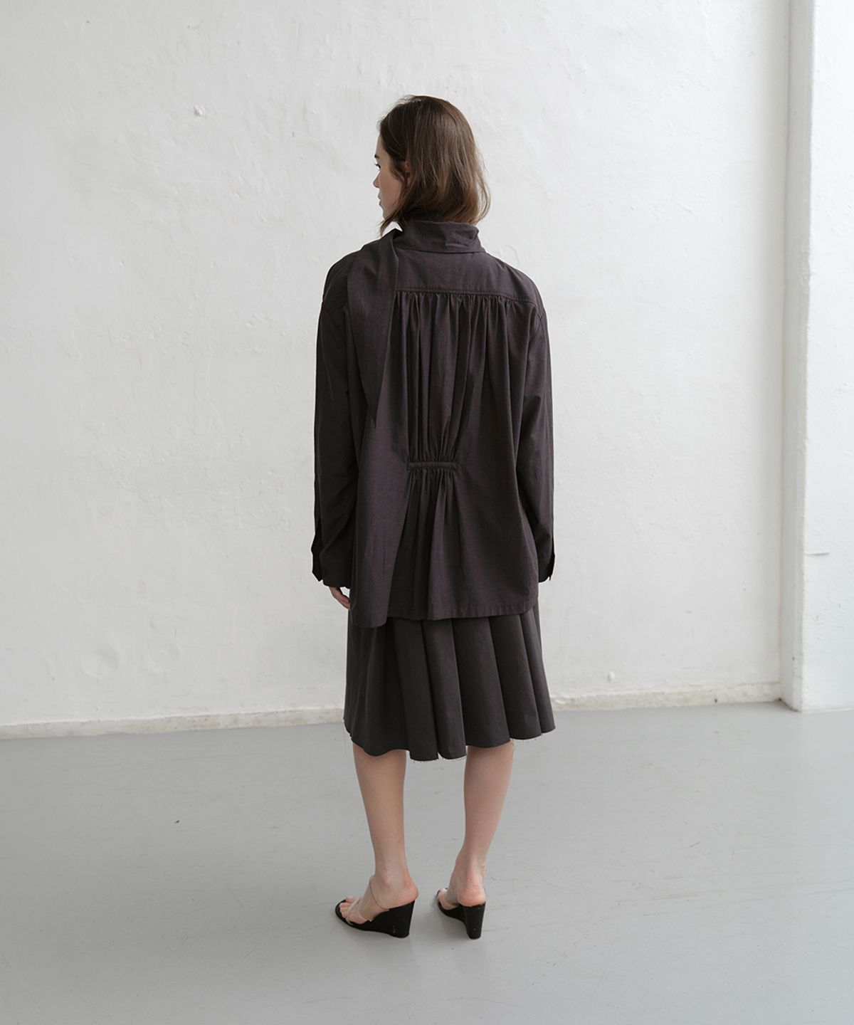 로우타이드(LOW TIDE) SCARF SHIRT JACKET [CHARCOAL]
