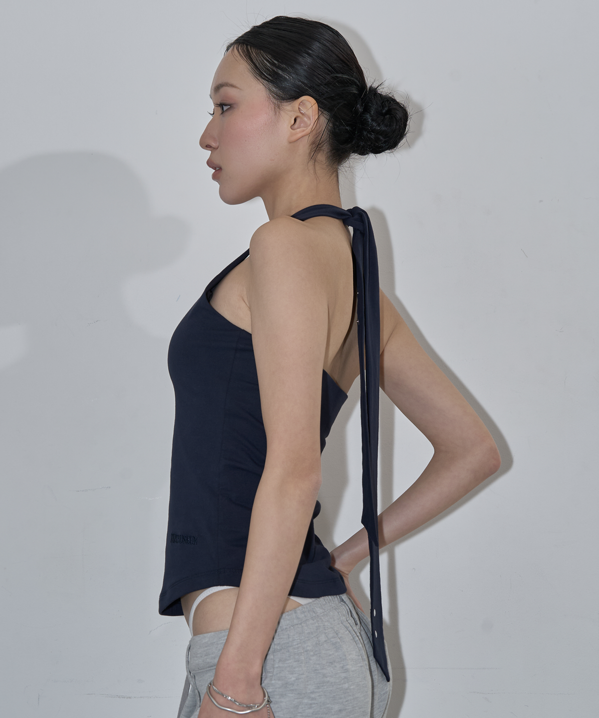 지제뮤지엄(ZIZEMUSEUM) MULTIWAY STRAP HALTER TOP (DEEP NAVY)
