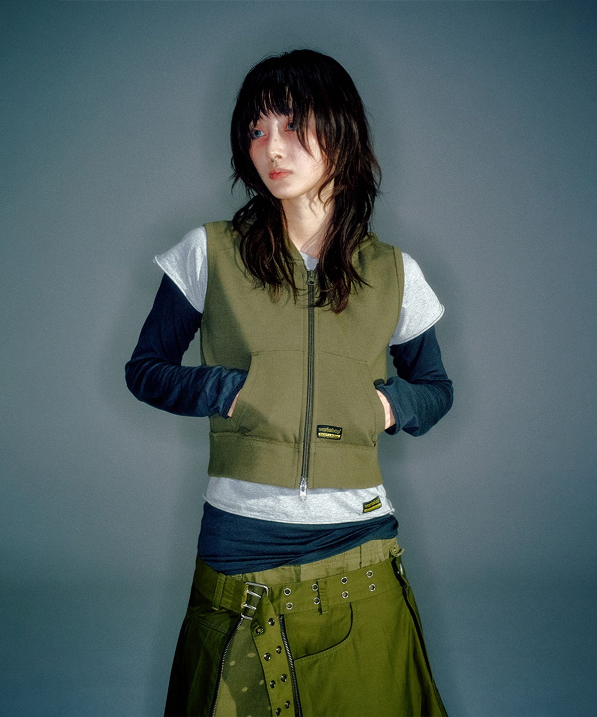 베이컨트 아카이브(VACANT ARCHIVE) (WOMEN) WORKSHOP SLEEVELESS HOODIE ZIP-UP KHAKI