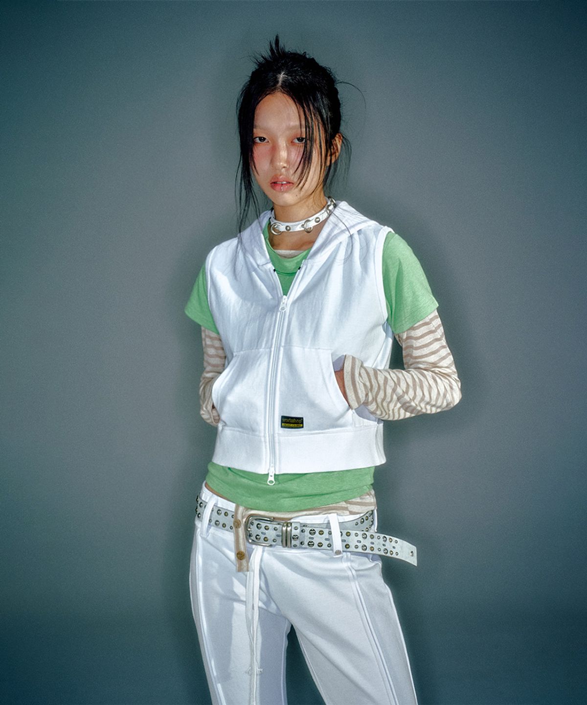 베이컨트 아카이브(VACANT ARCHIVE) (WOMEN) WORKSHOP SLEEVELESS HOODIE ZIP-UP WHITE