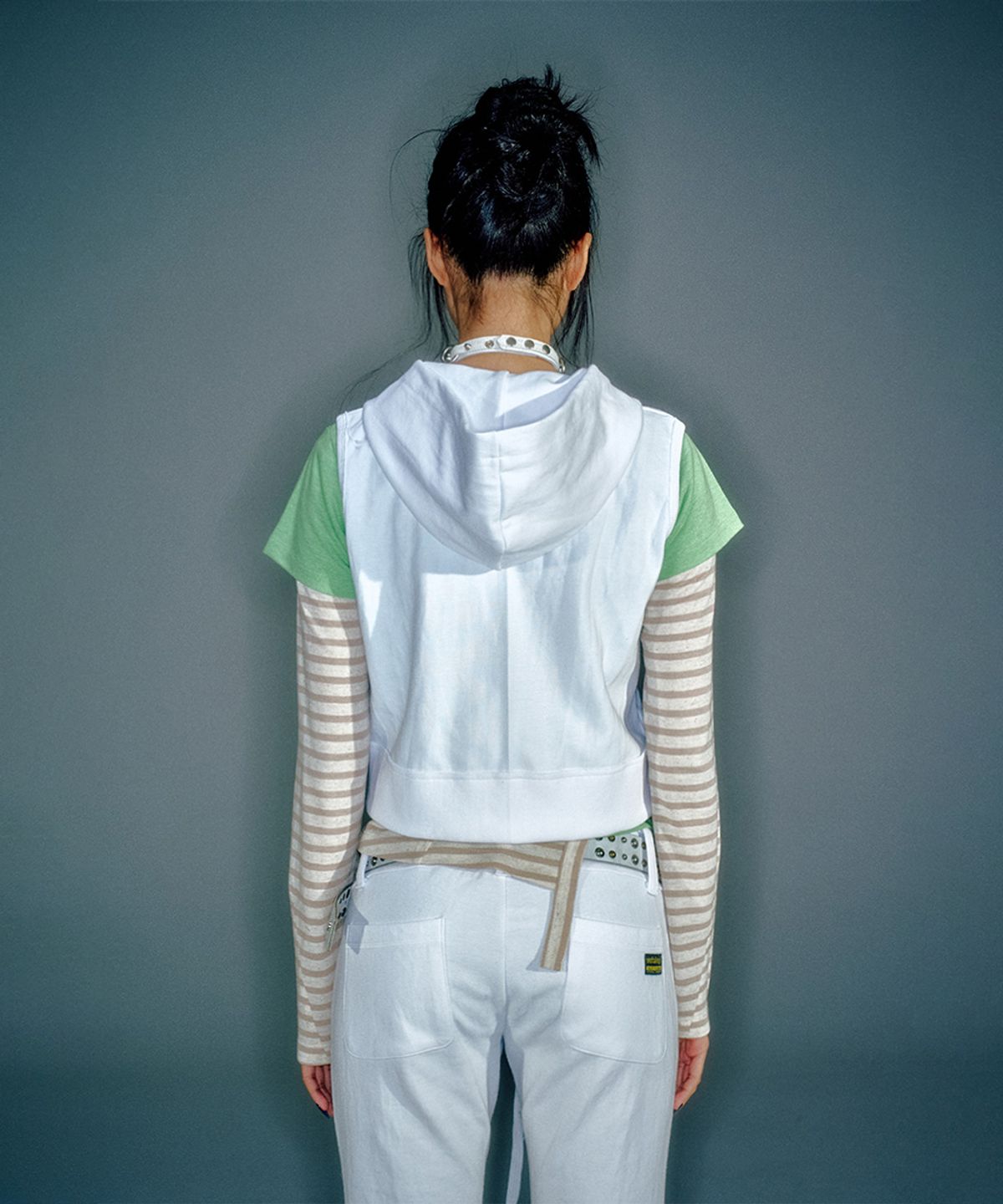 베이컨트 아카이브(VACANT ARCHIVE) (WOMEN) WORKSHOP SLEEVELESS HOODIE ZIP-UP WHITE