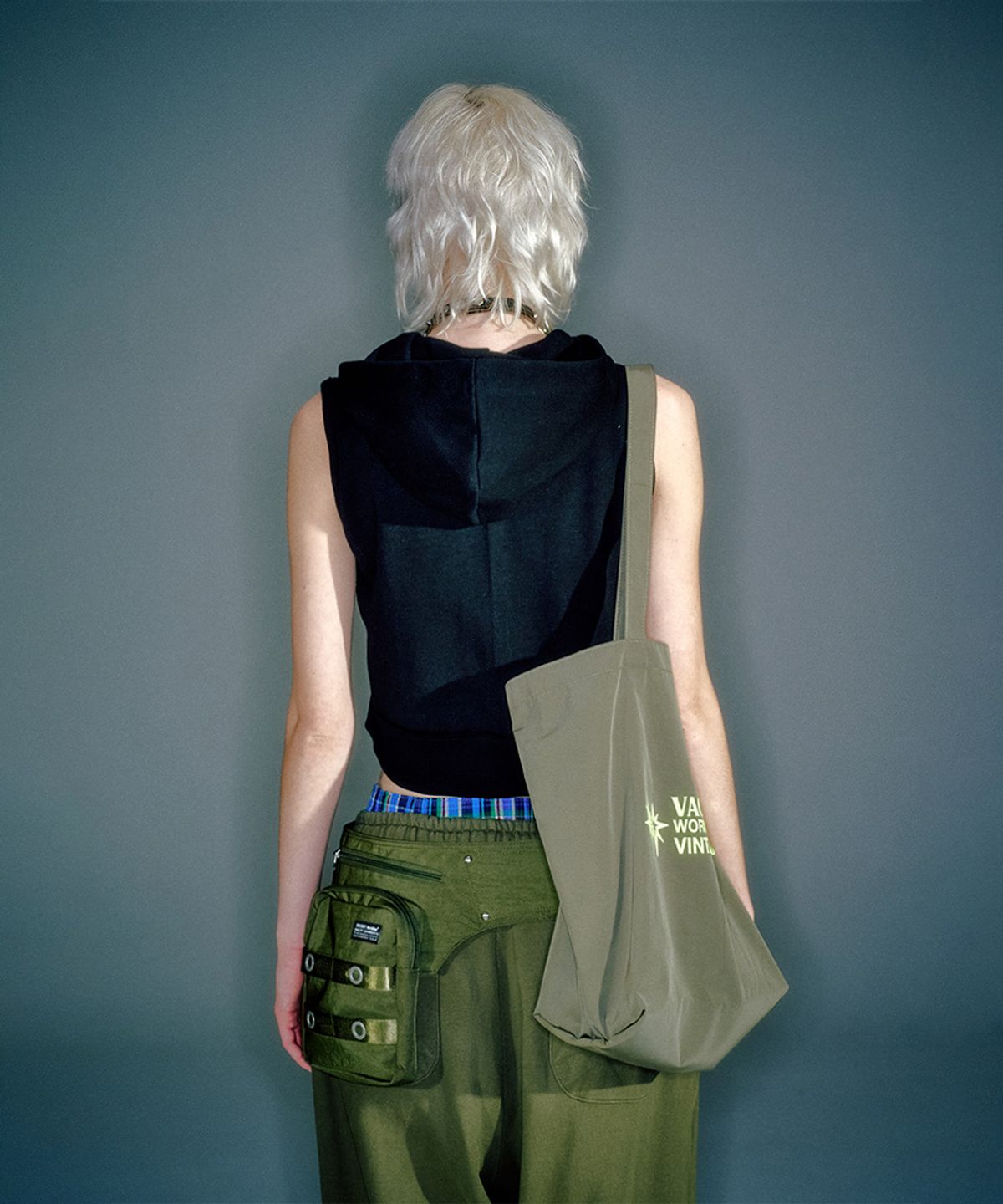 베이컨트 아카이브(VACANT ARCHIVE) (WOMEN) WORKSHOP SLEEVELESS HOODIE ZIP-UP BLACK