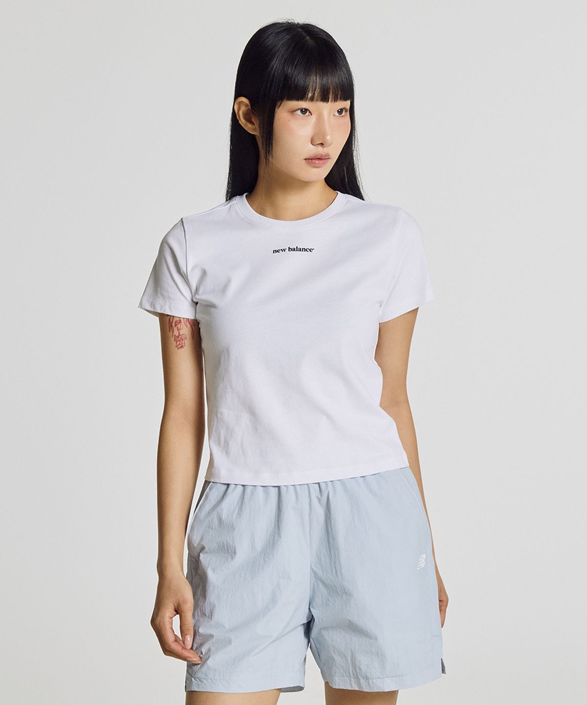 뉴발란스(NEW BALANCE) NBNEG2W412 / WOMEN 에센셜 중앙레터 반팔티 (WHITE)