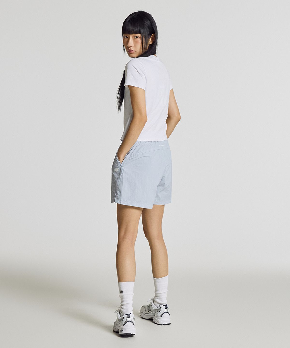 뉴발란스(NEW BALANCE) NBNEG2W412 / WOMEN 에센셜 중앙레터 반팔티 (WHITE)