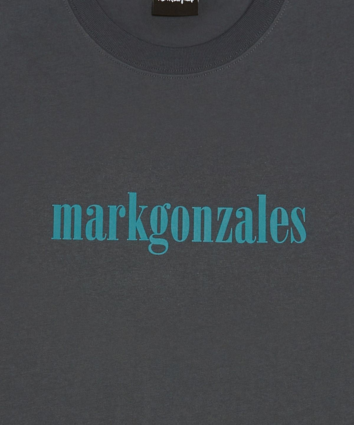 마크곤잘레스(MARK GONZALES) 세리프 MG 로고 반팔 티셔츠 - CHARCOAL