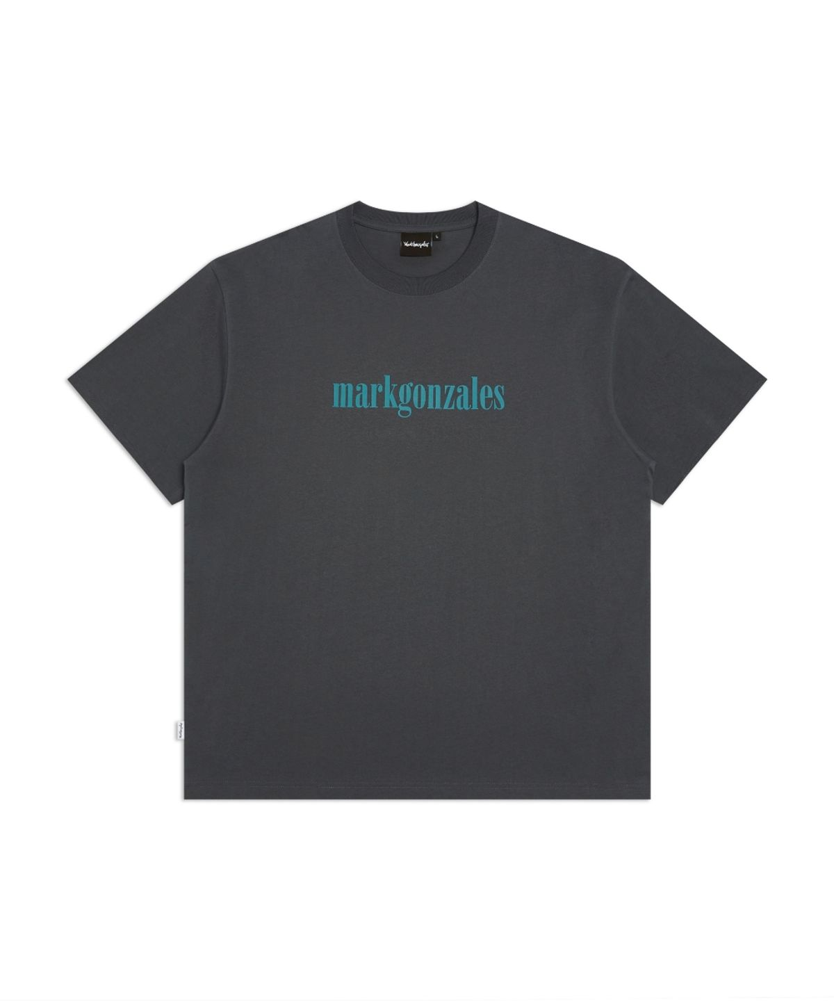 마크곤잘레스(MARK GONZALES) 세리프 MG 로고 반팔 티셔츠 - CHARCOAL