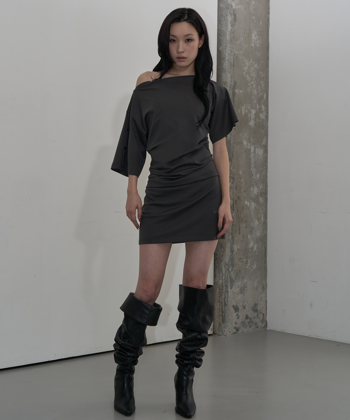지제뮤지엄(ZIZEMUSEUM) MULTI-WAY SNAP DRAPE DRESS (CHARCOAL)
