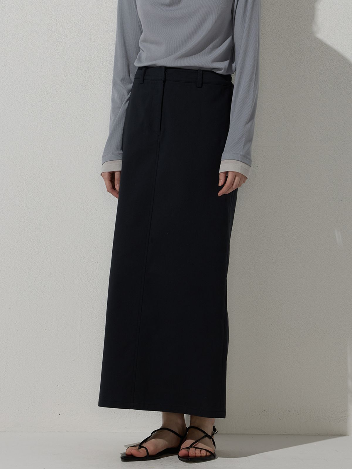 비뮤즈맨션(BEMUSE MANSION) Back slit h-line long skirt - Charcoal