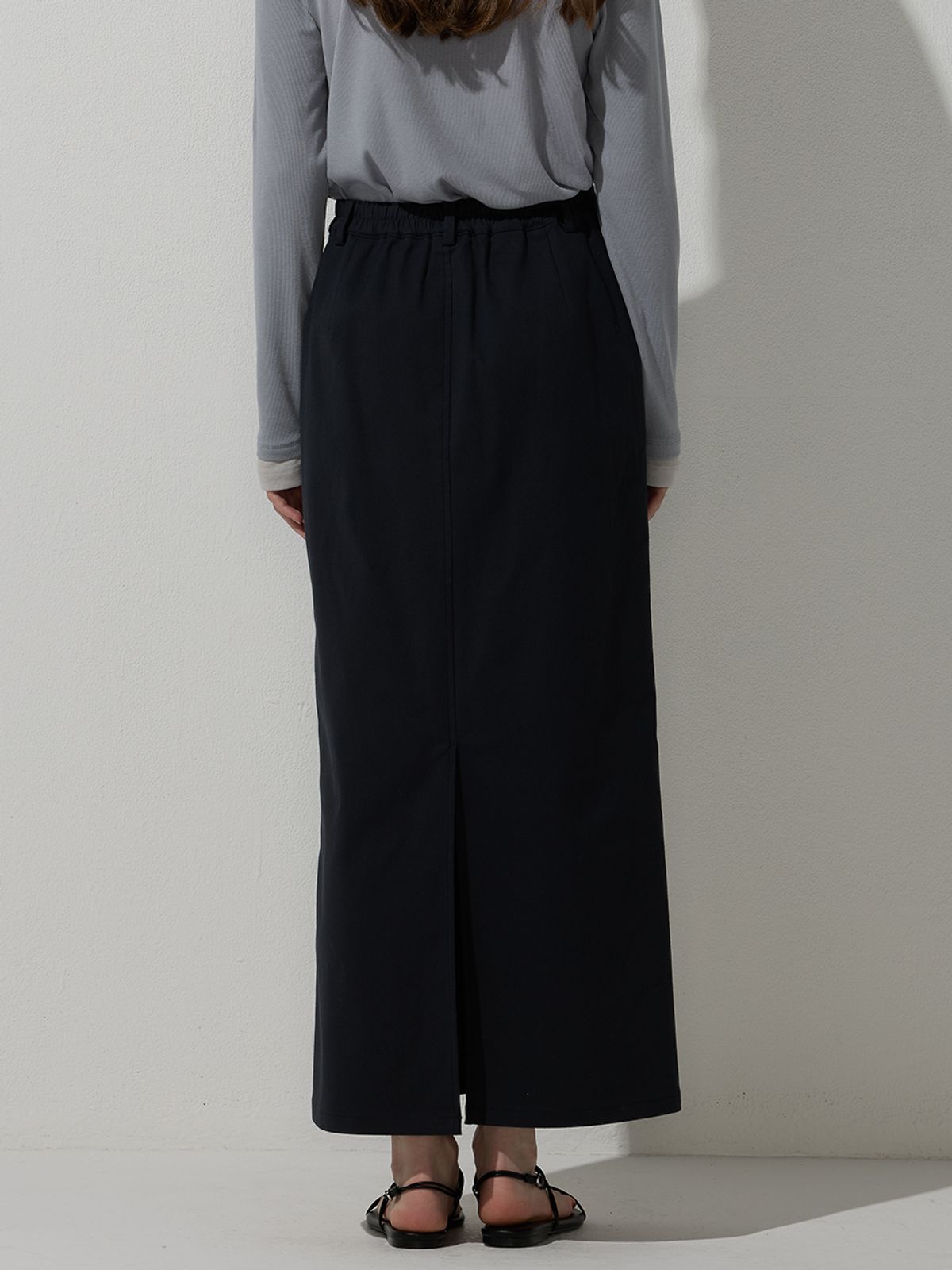 비뮤즈맨션(BEMUSE MANSION) Back slit h-line long skirt - Charcoal