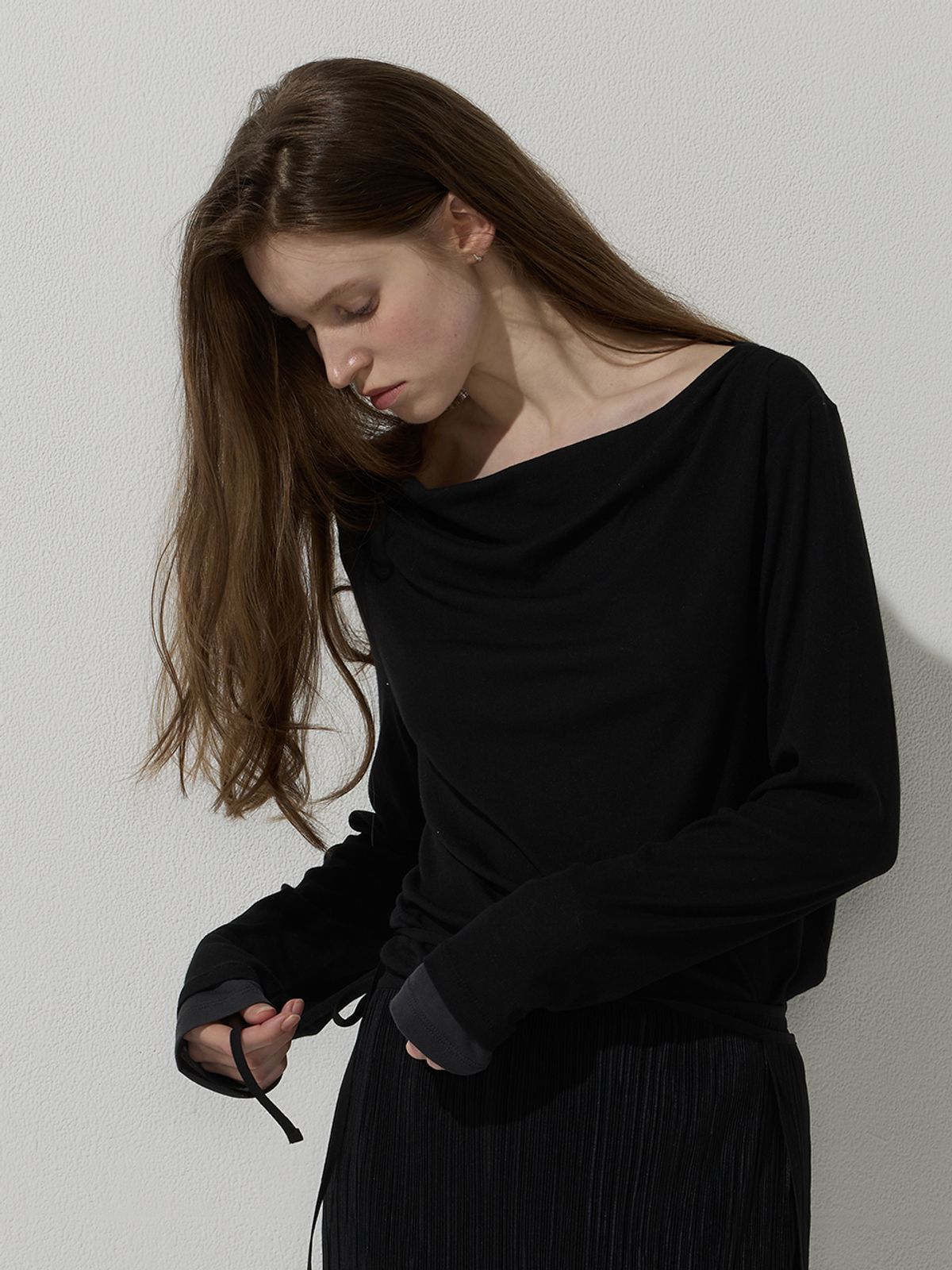 비뮤즈맨션(BEMUSE MANSION) Drape neck top - Black