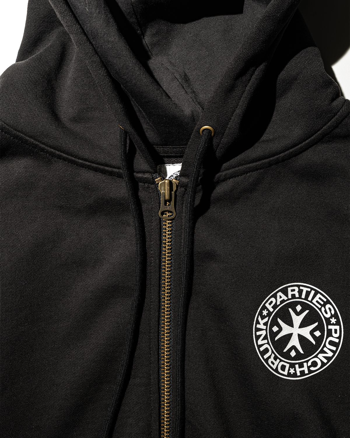펀치드렁크파티즈(PUNCH DRUNK PARTIES) Circle Logo Zip Up Hoodie (BLACK)