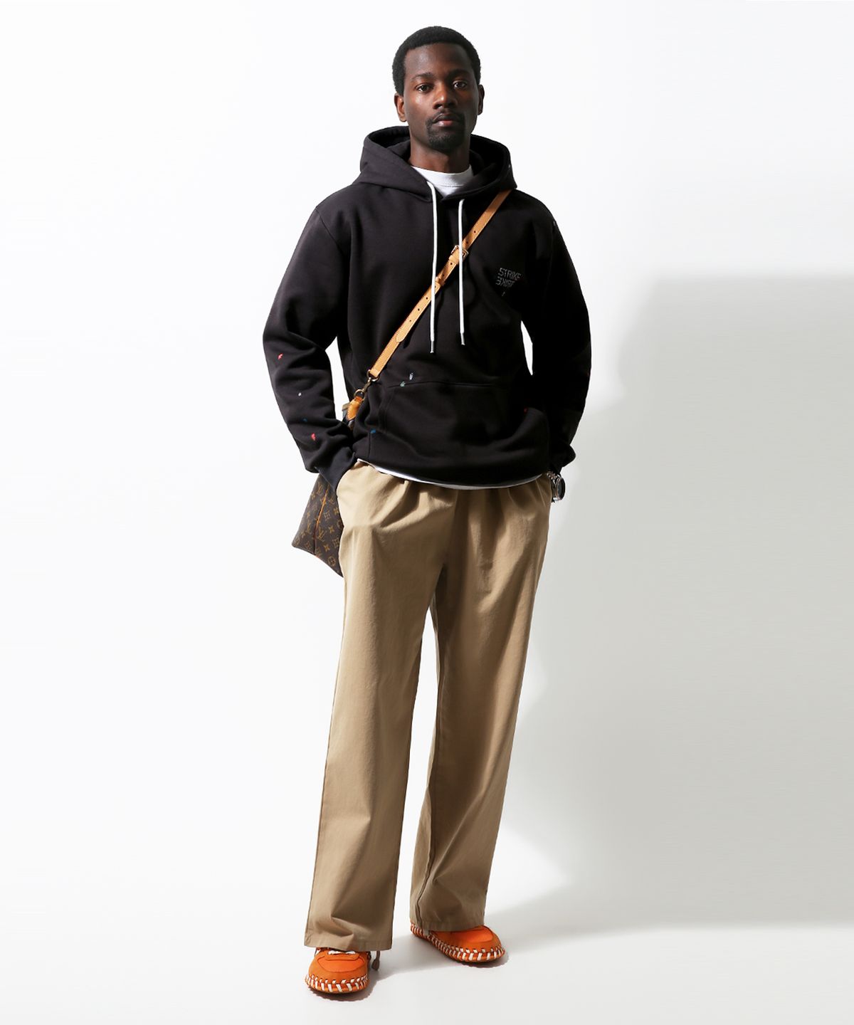 스트라이크(STRIKE) Artistic Stud & Paint Hooded Sweatshirt (CHARCOAL)