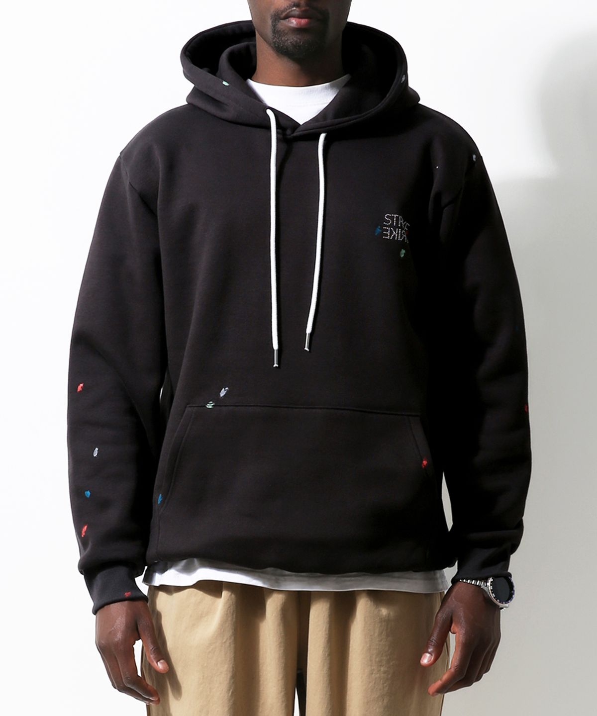 스트라이크(STRIKE) Artistic Stud & Paint Hooded Sweatshirt (CHARCOAL)