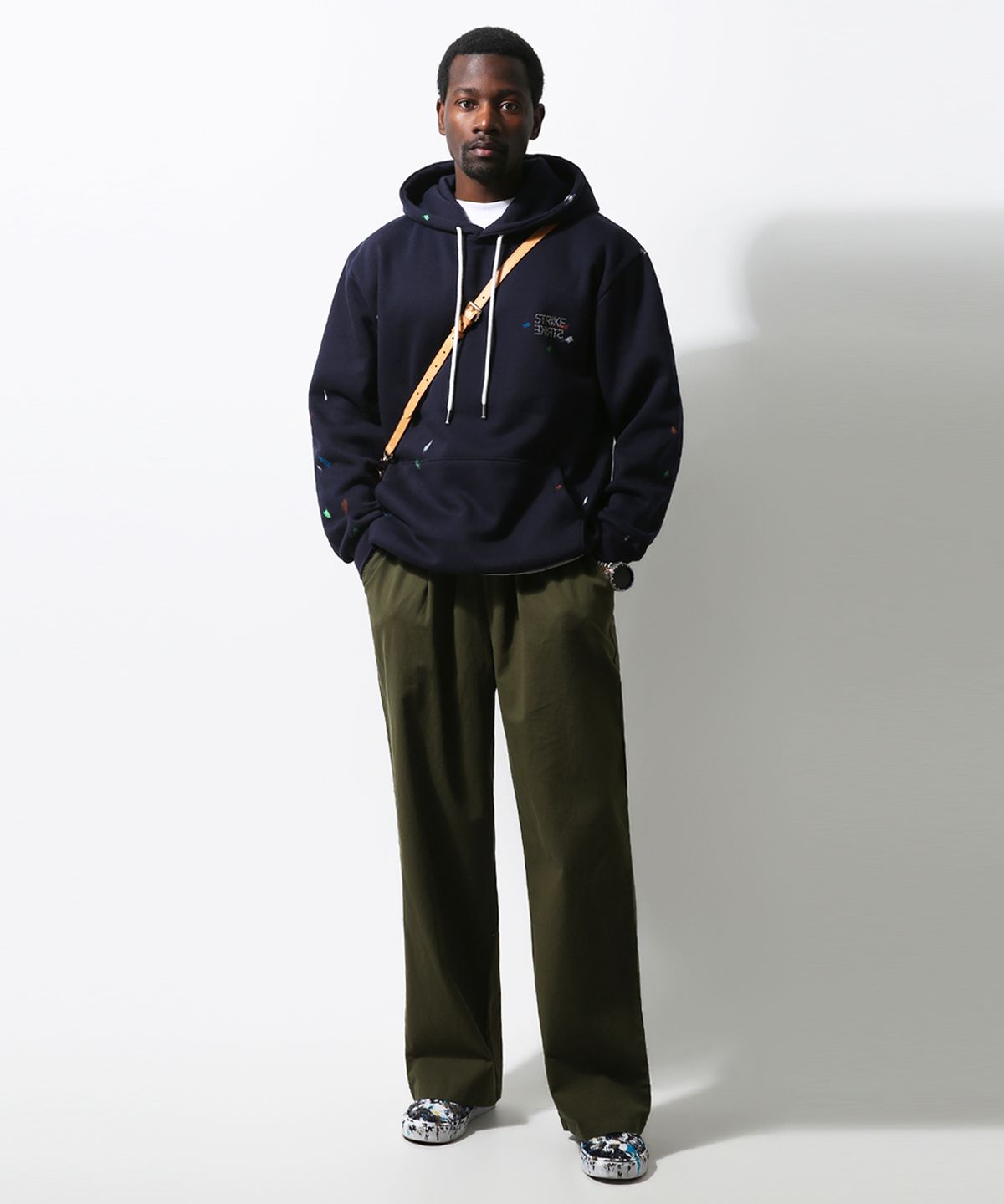 스트라이크(STRIKE) Artistic Stud & Paint Hooded Sweatshirt (NAVY)