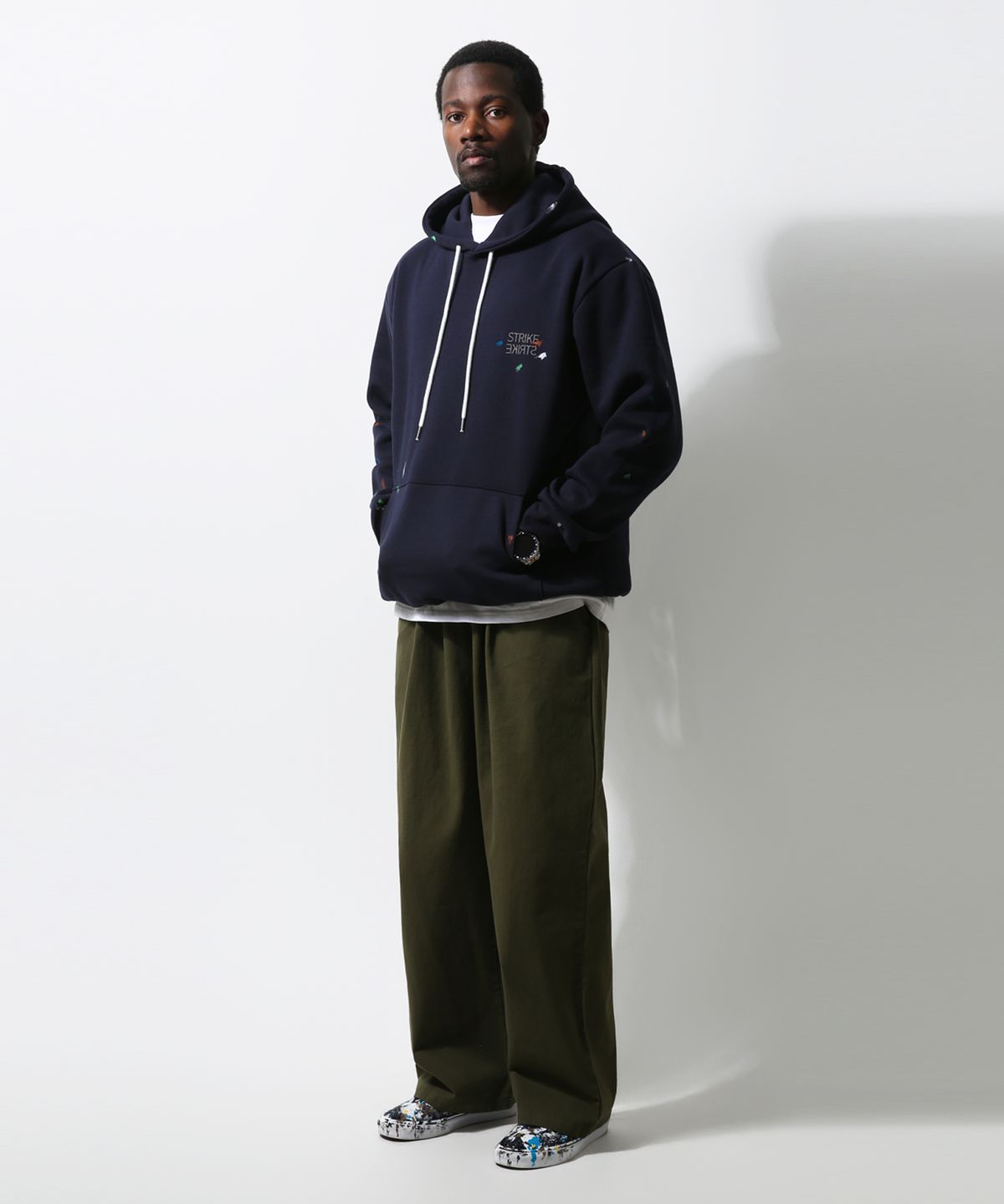 스트라이크(STRIKE) Artistic Stud & Paint Hooded Sweatshirt (NAVY)