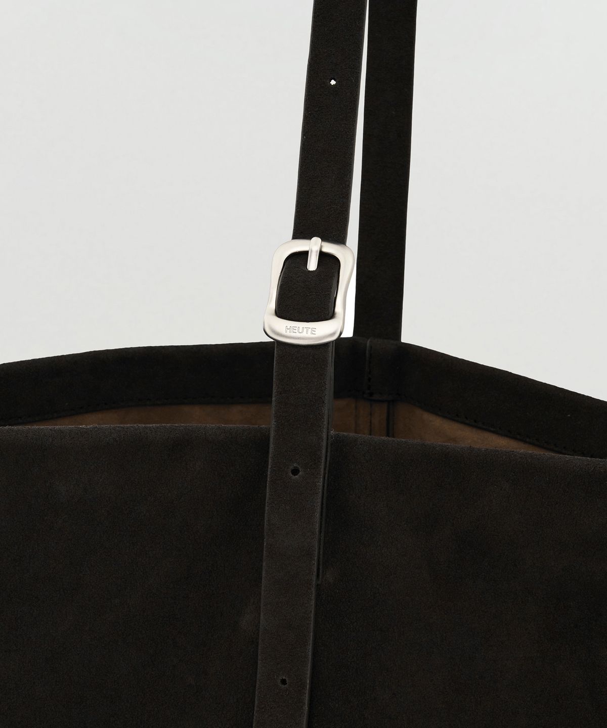 호이테(HEUTE) TAPE TOTE BAG MIDIEM (BLACK)