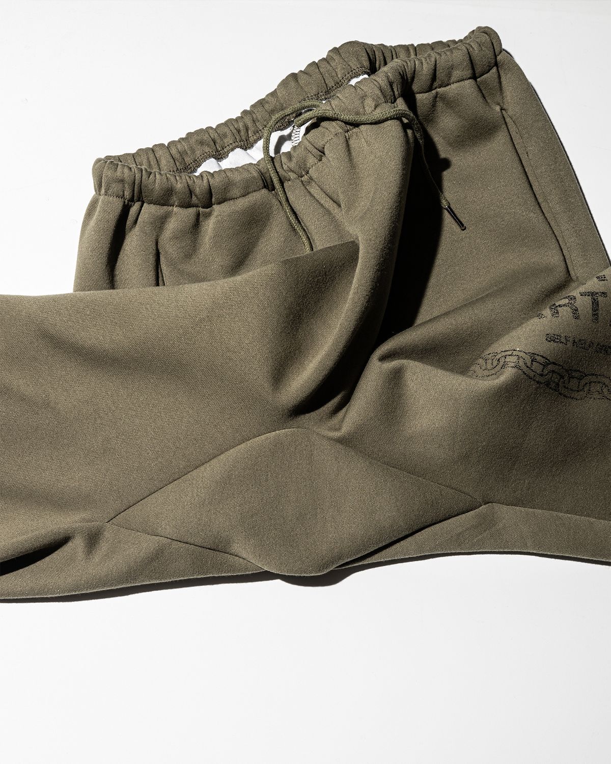 펀치드렁크파티즈(PUNCH DRUNK PARTIES) PARTIER Dirt Sweatpants (KHAKI)