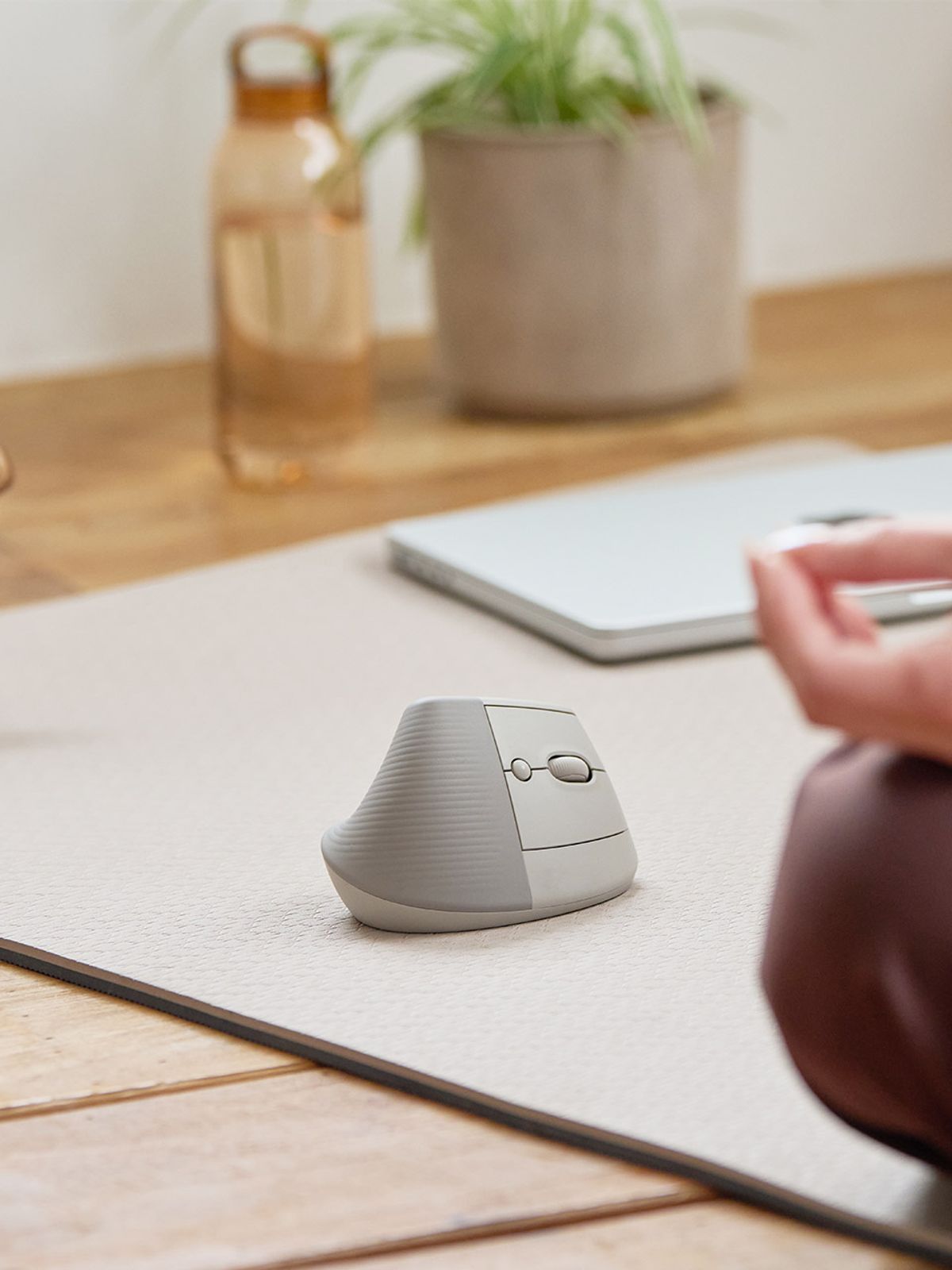 로지텍(LOGITECH) 로지텍코리아 공식 LIFT 웜그레이 버티컬 인체공학 무선 블루투스 마우스 Warm Gray