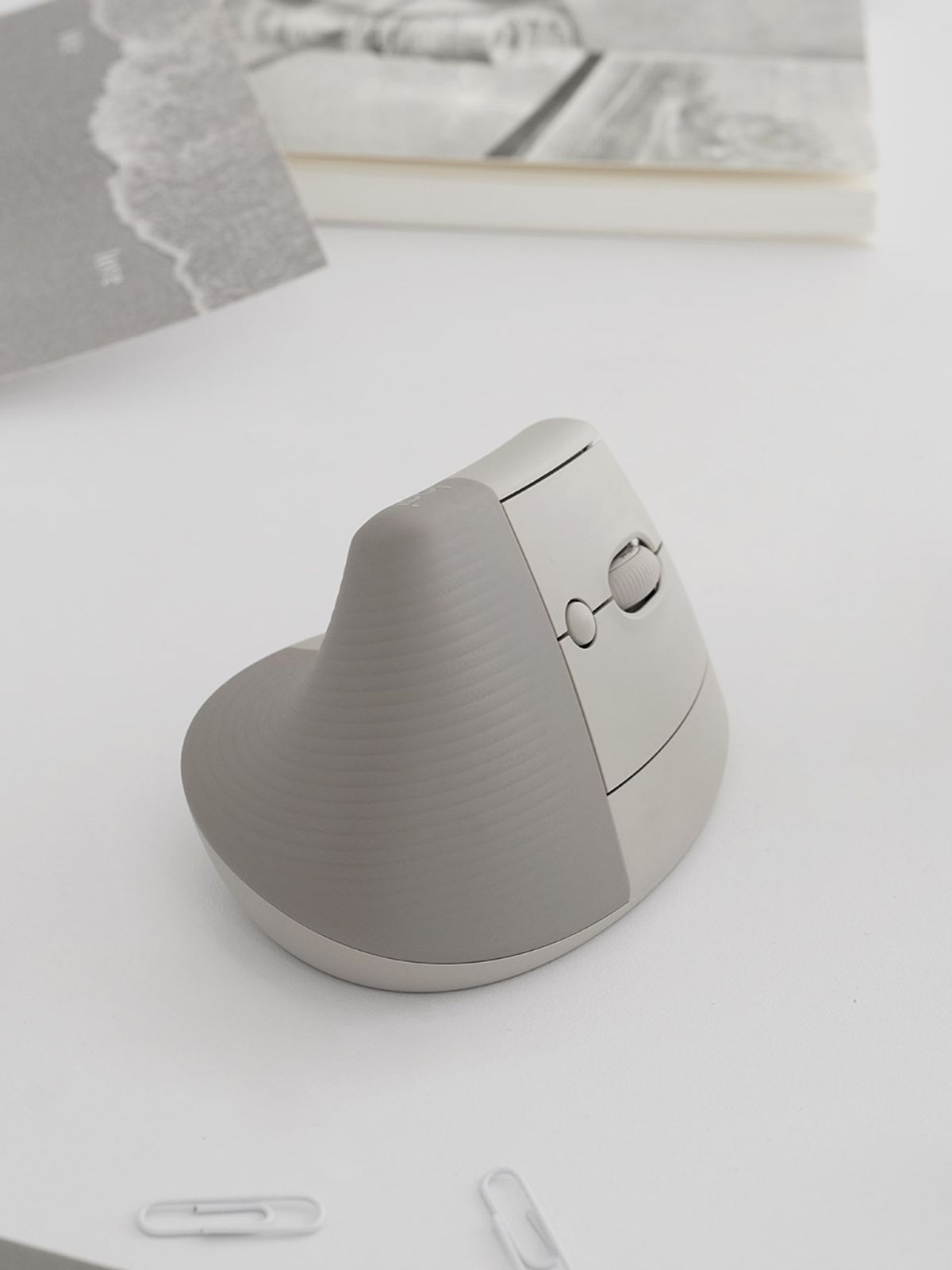 로지텍(LOGITECH) 로지텍코리아 공식 LIFT 웜그레이 버티컬 인체공학 무선 블루투스 마우스 Warm Gray