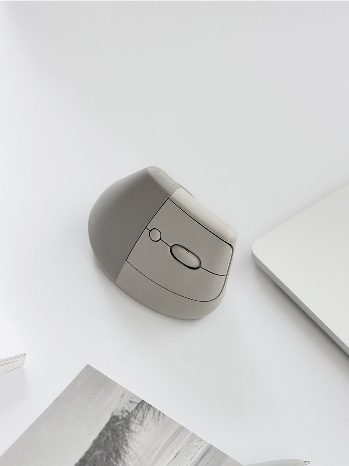 로지텍(LOGITECH) 로지텍코리아 공식 LIFT 웜그레이 버티컬 인체공학 무선 블루투스 마우스 Warm Gray
