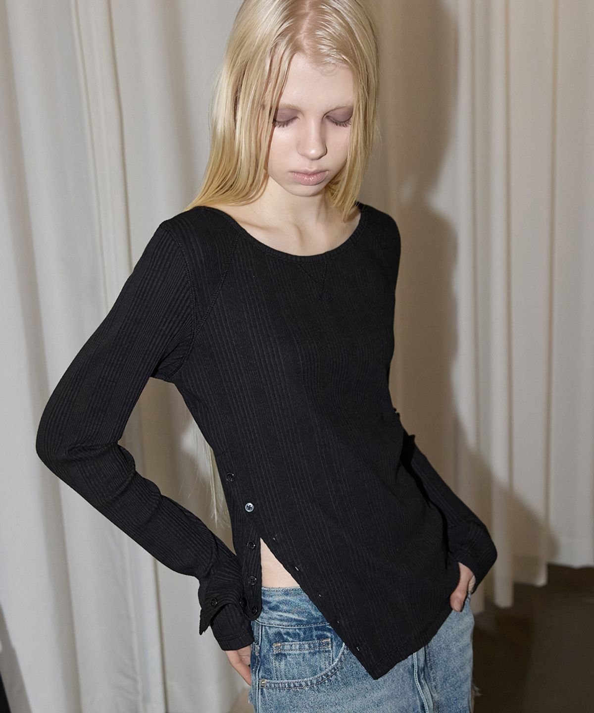 렌세(RENSE) Diagonal Button Tee Black