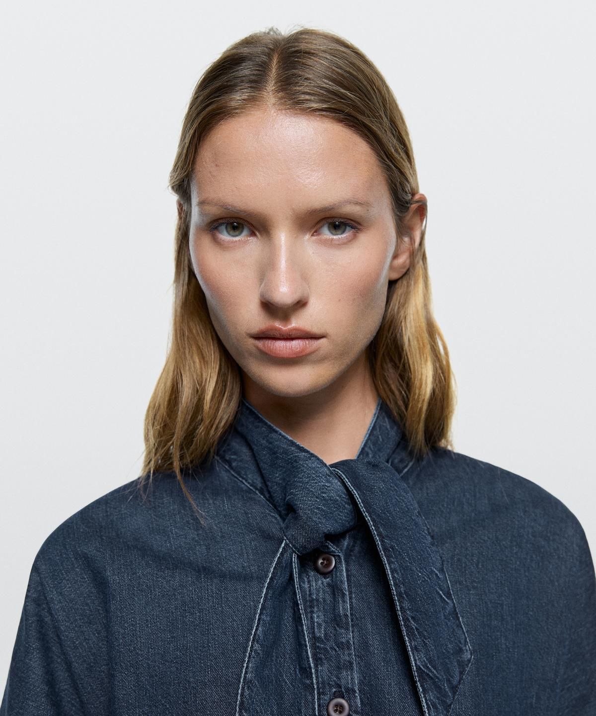 마시모두띠(MASSIMO DUTTI) 넥 디테일 데님 셔츠