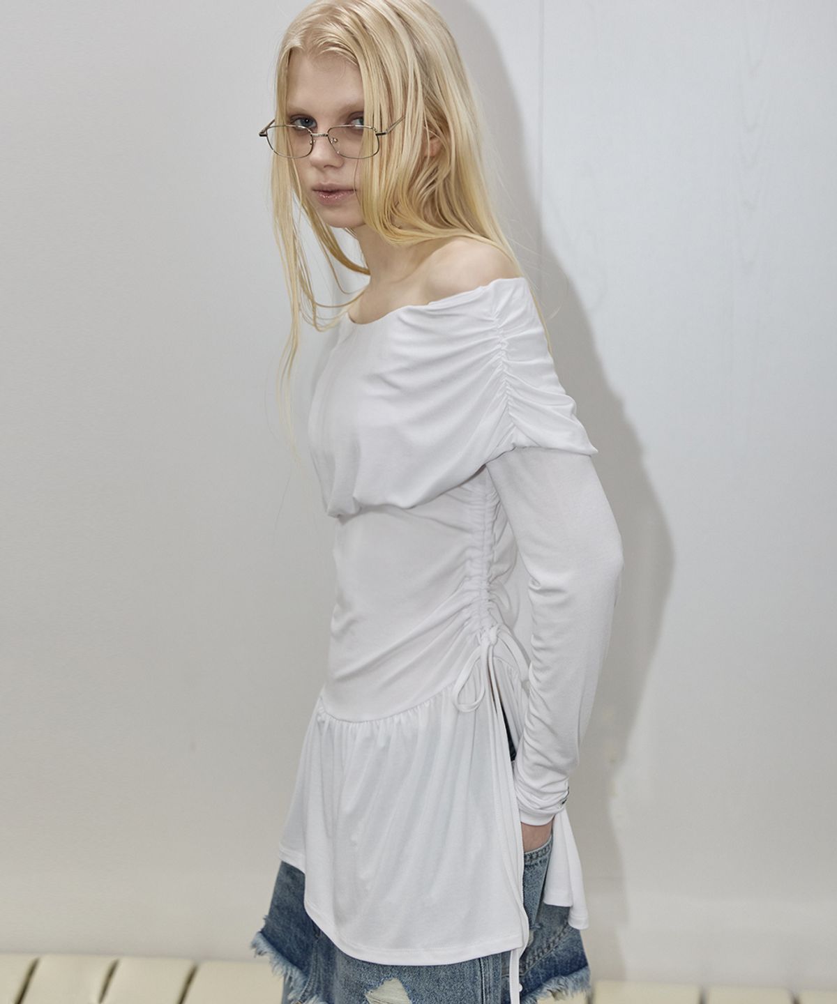 렌세(RENSE) Shirring Off-Shoulder Tee White