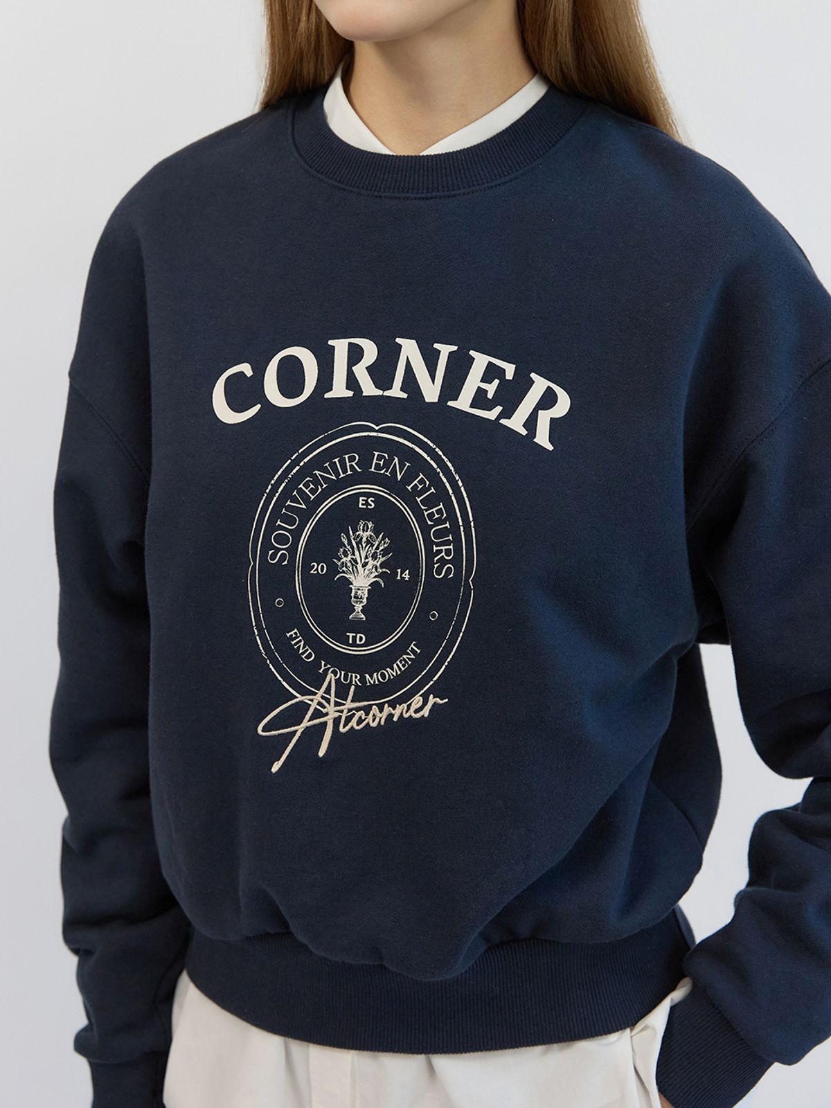 앳코너(ATCORNER) 코너 그래픽 크롭 맨투맨 네이비 AT5TSF069NV