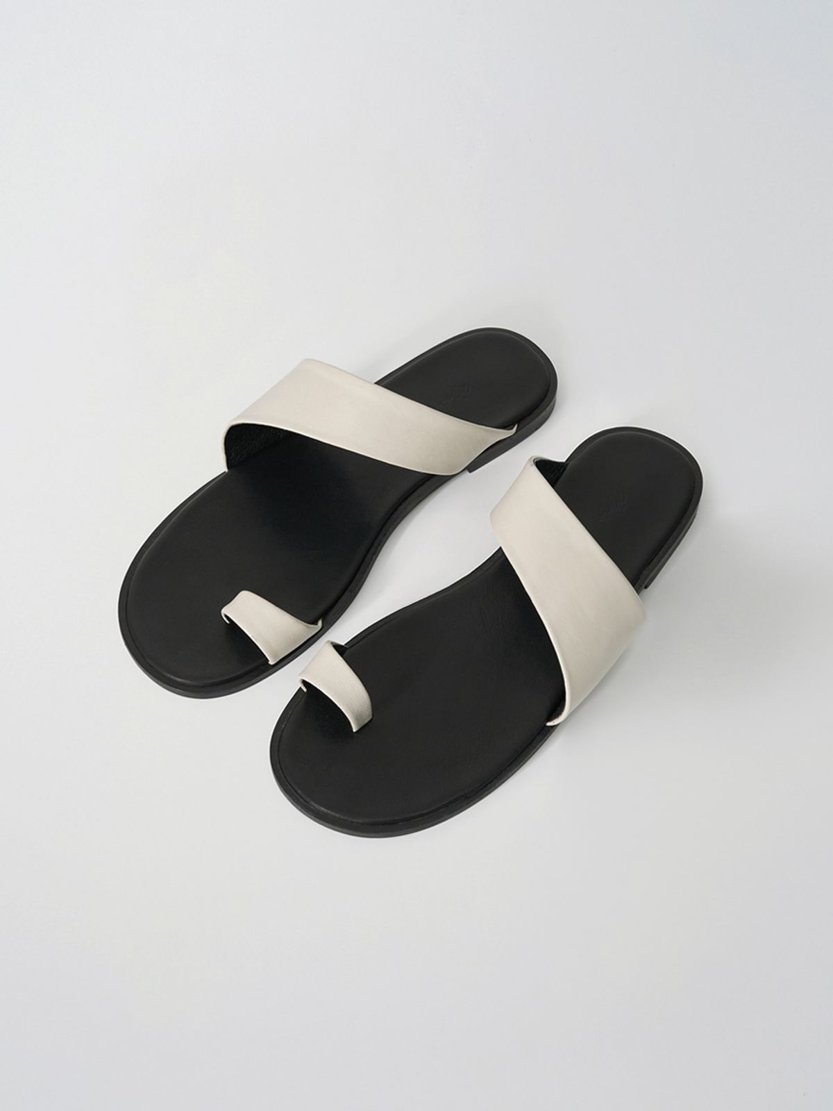 모이아(MOIA) tilt flip-flops (ecru)