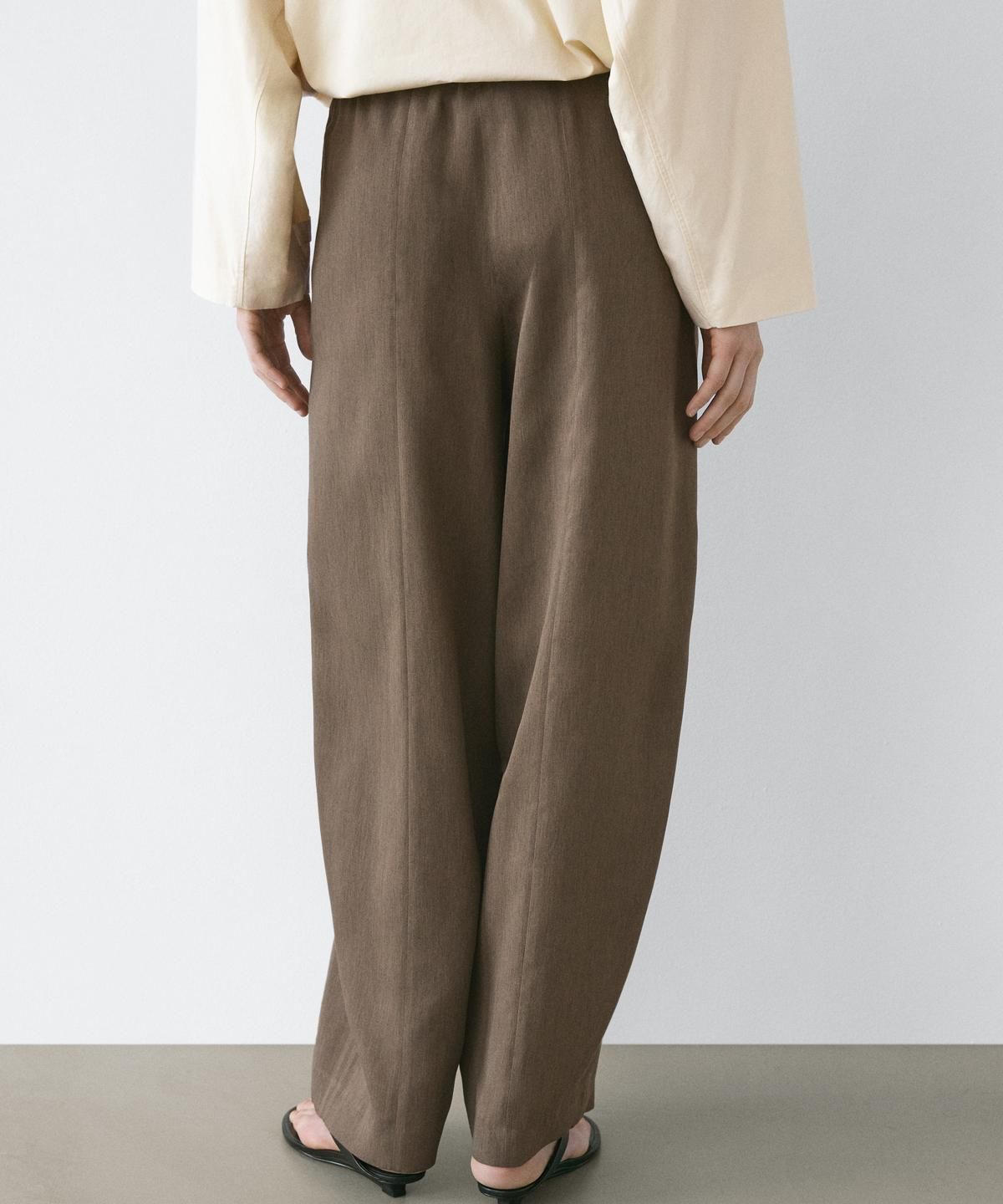 마시모두띠(MASSIMO DUTTI) 엘라스틱 웨이스트밴드 디테일 플루이드 팬츠
