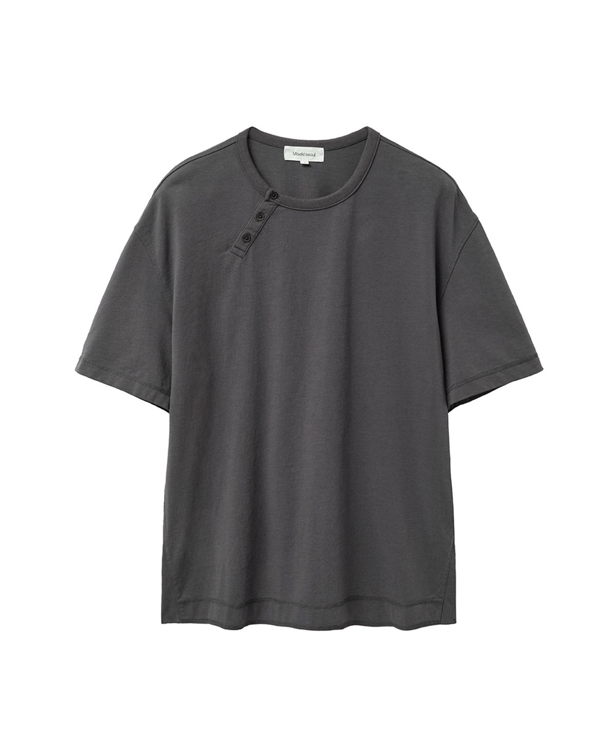 미세키서울 맨(MISEKISEOUL MEN) Diagonal henley neck short sleeve CHARCOAL