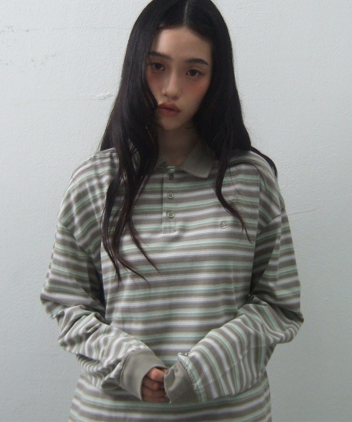 썸플레이스(SOME PLACE) 단가라 멀티 스트라이프 오버핏 롱슬리브 카라 티셔츠  _2COLOR