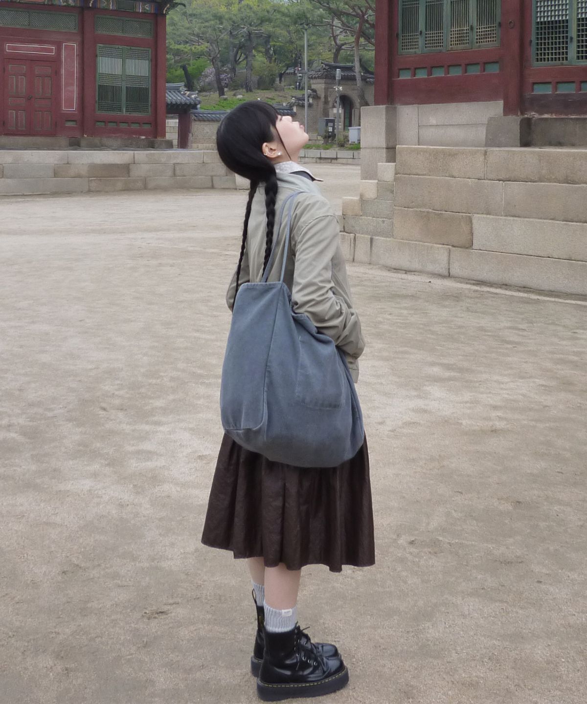썸플레이스(SOME PLACE) 에센셜 버튼업 싱글 카라 코튼 워크 블루종 자켓  _2COLOR