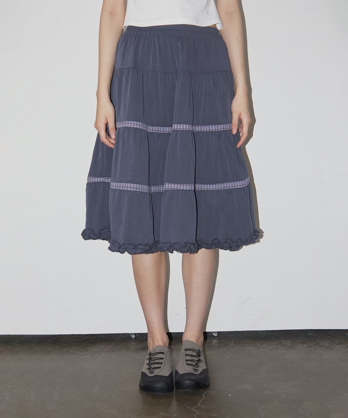 썸플레이스(SOME PLACE) 체크 배색 프릴 포인트 볼륨 플레어 캉캉 미디 스커트 [네이비]
