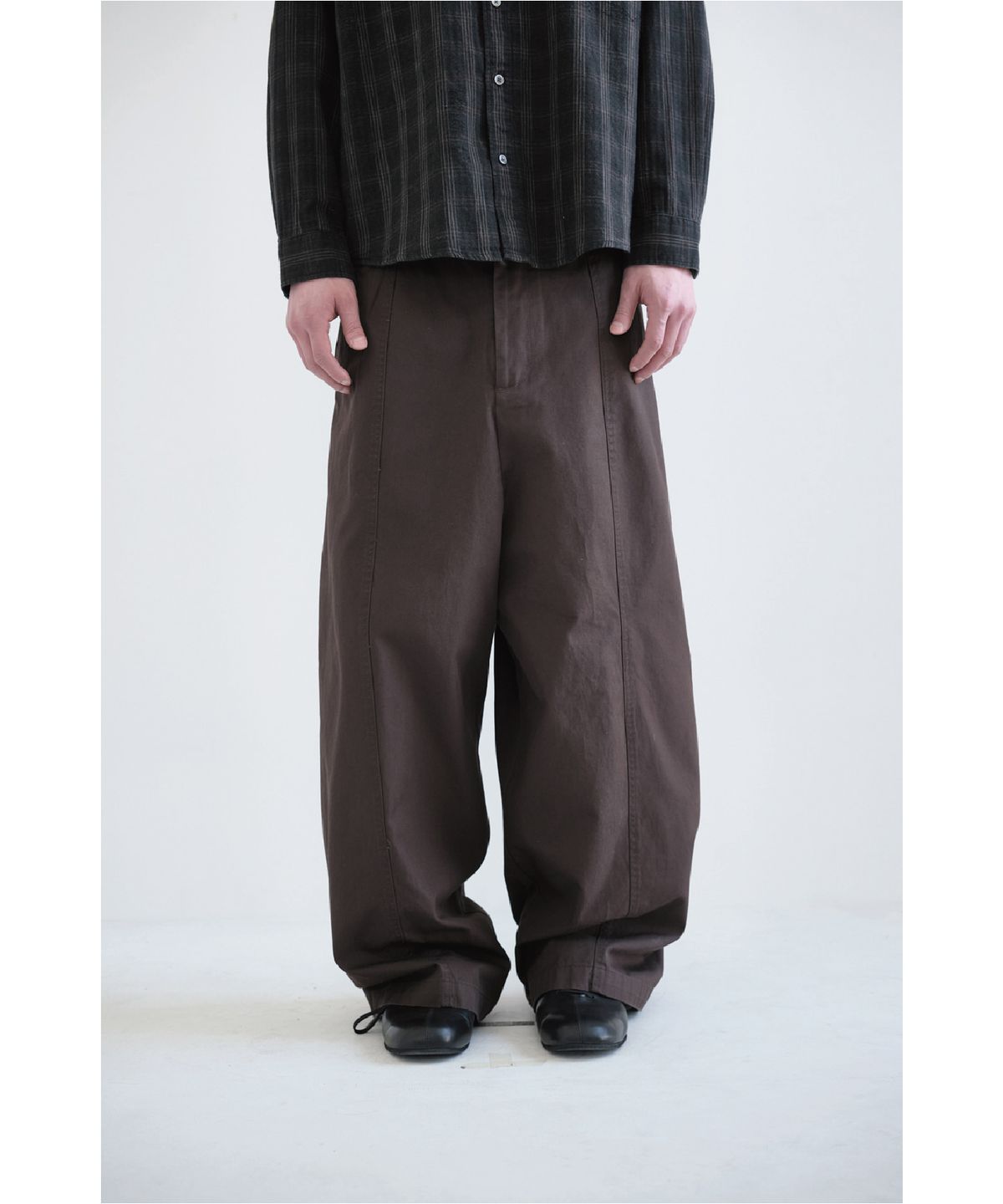 해칭룸(HATCHINGROOM) Slump Trousers Dark Brown