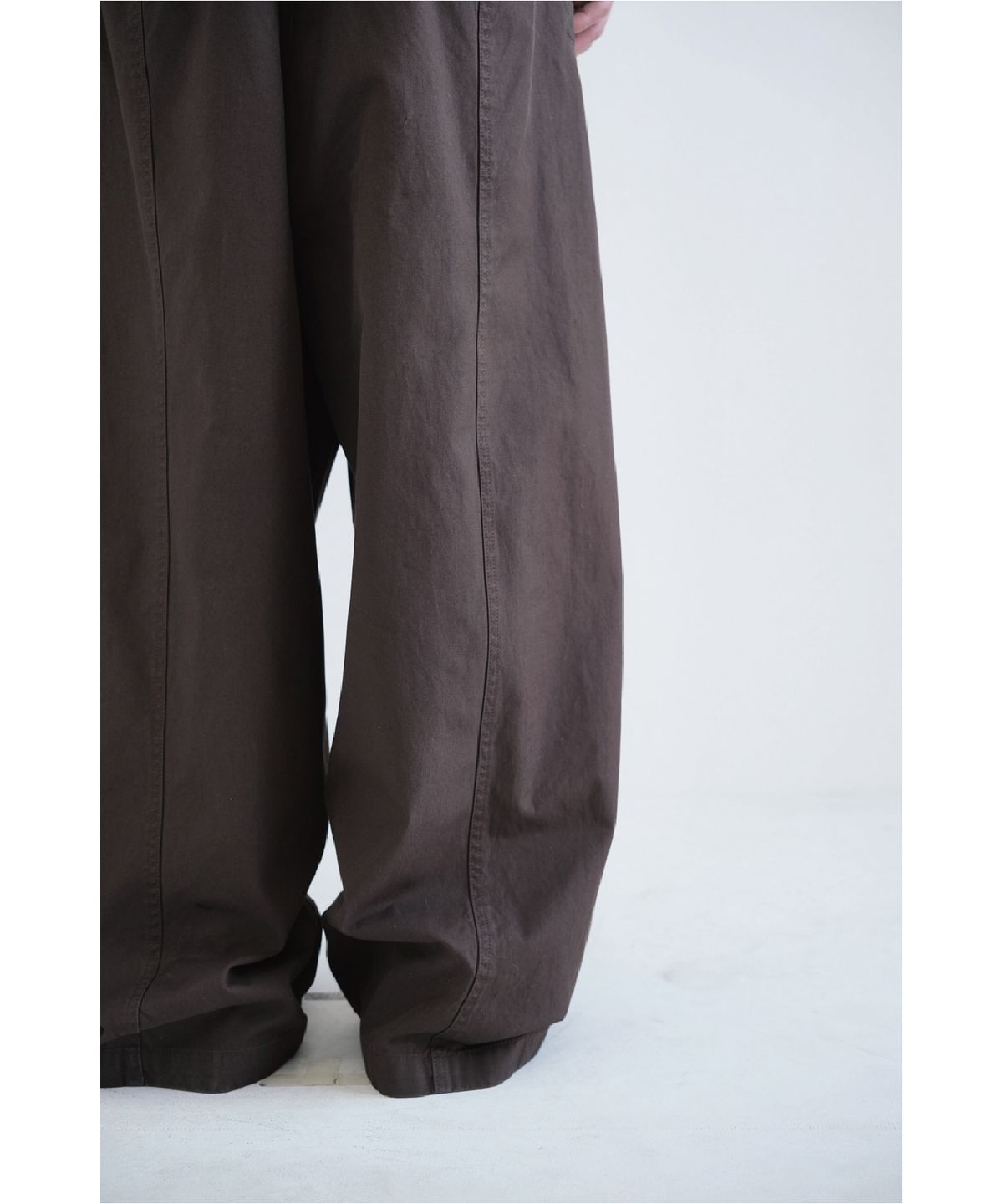 해칭룸(HATCHINGROOM) Slump Trousers Dark Brown