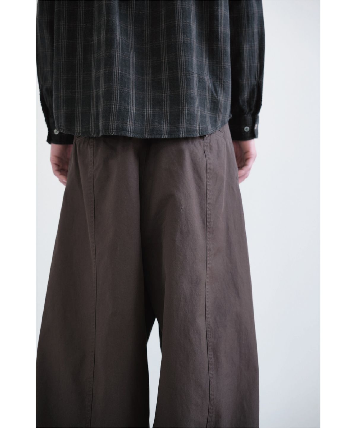 해칭룸(HATCHINGROOM) Slump Trousers Dark Brown