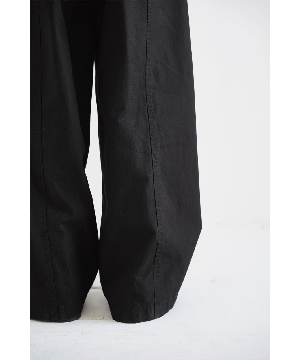 해칭룸(HATCHINGROOM) Slump Trousers Black