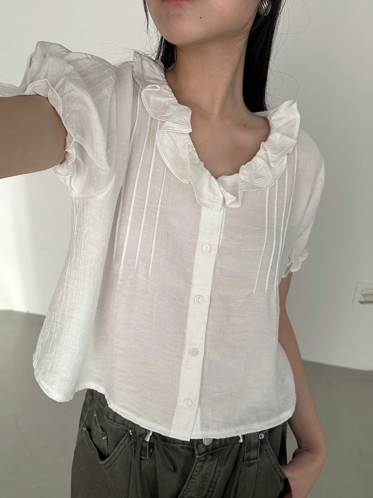 아포엠(APOEM) Frill Collar Blouse - 2colors