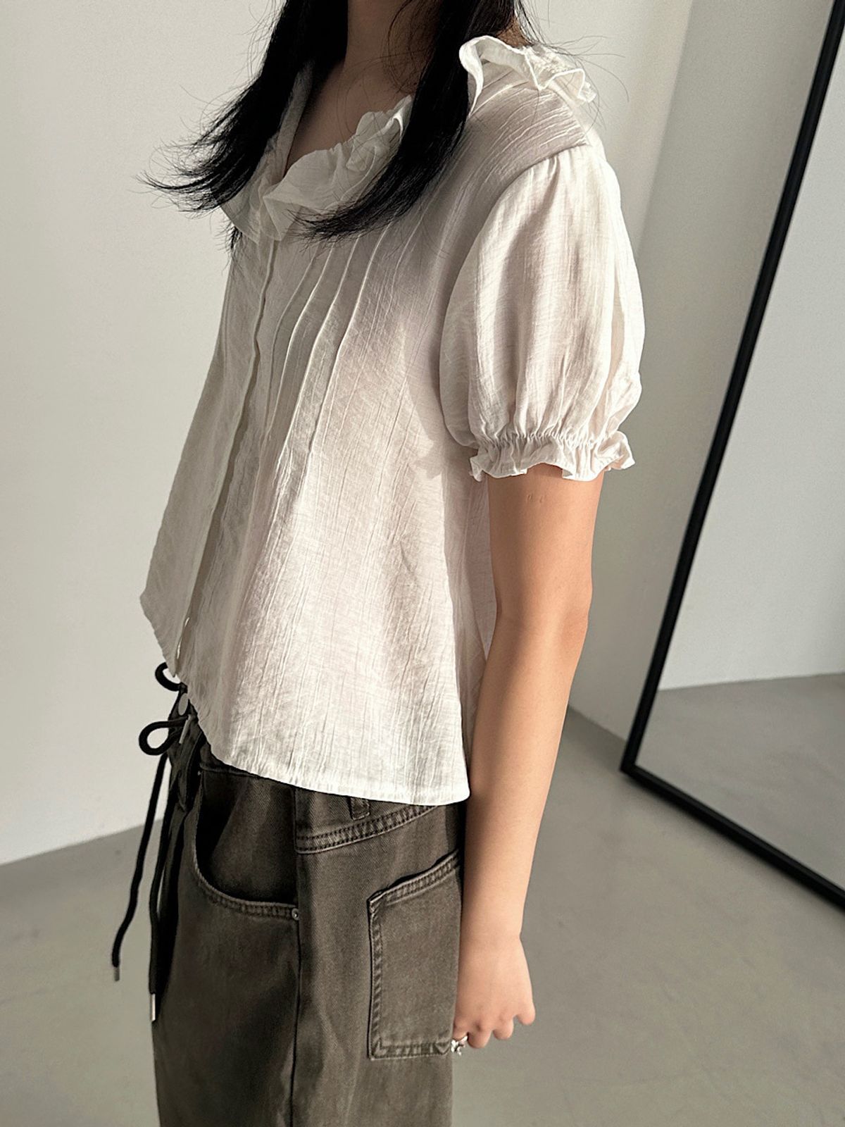 아포엠(APOEM) Frill Collar Blouse - 2colors