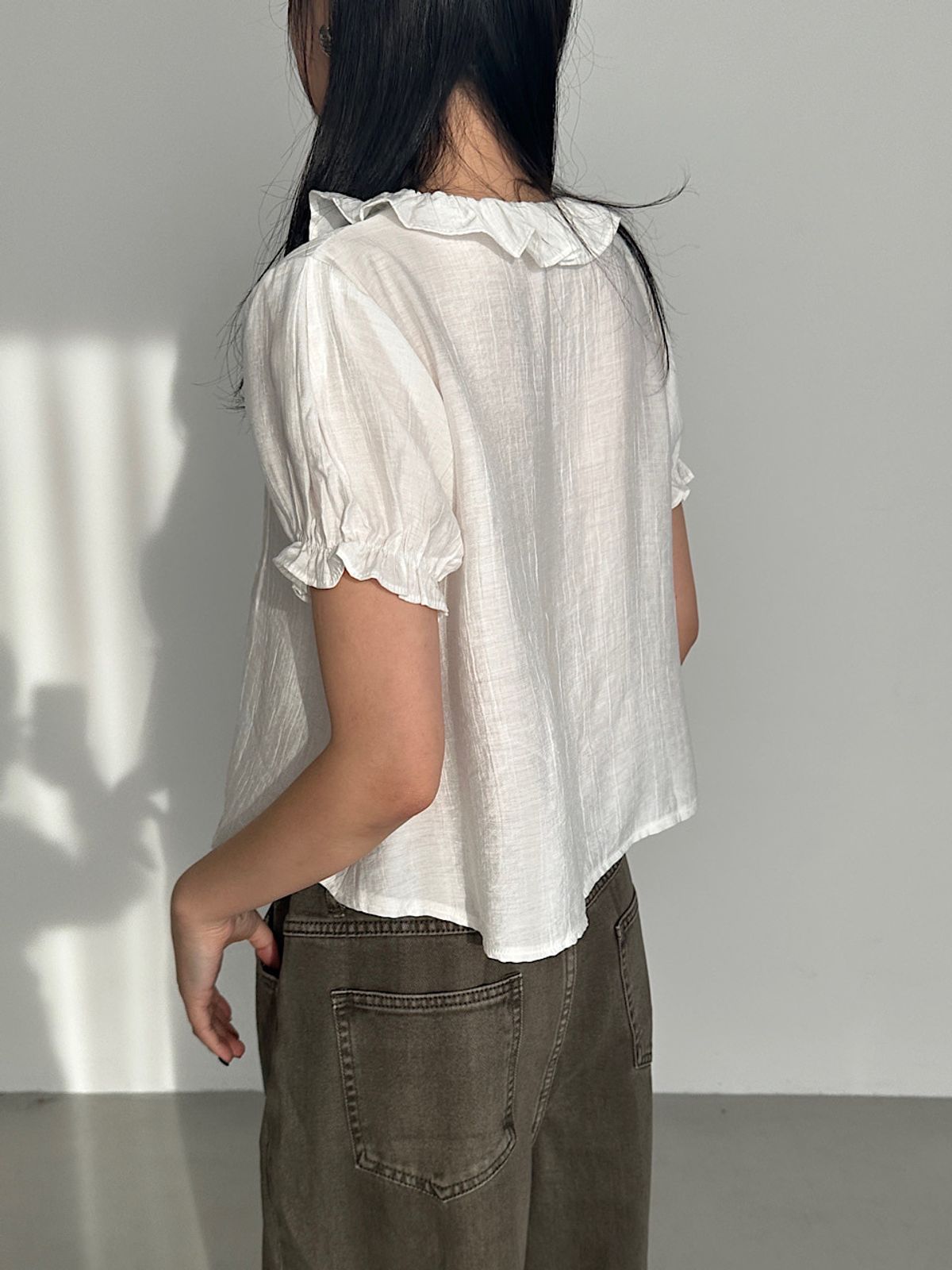 아포엠(APOEM) Frill Collar Blouse - 2colors