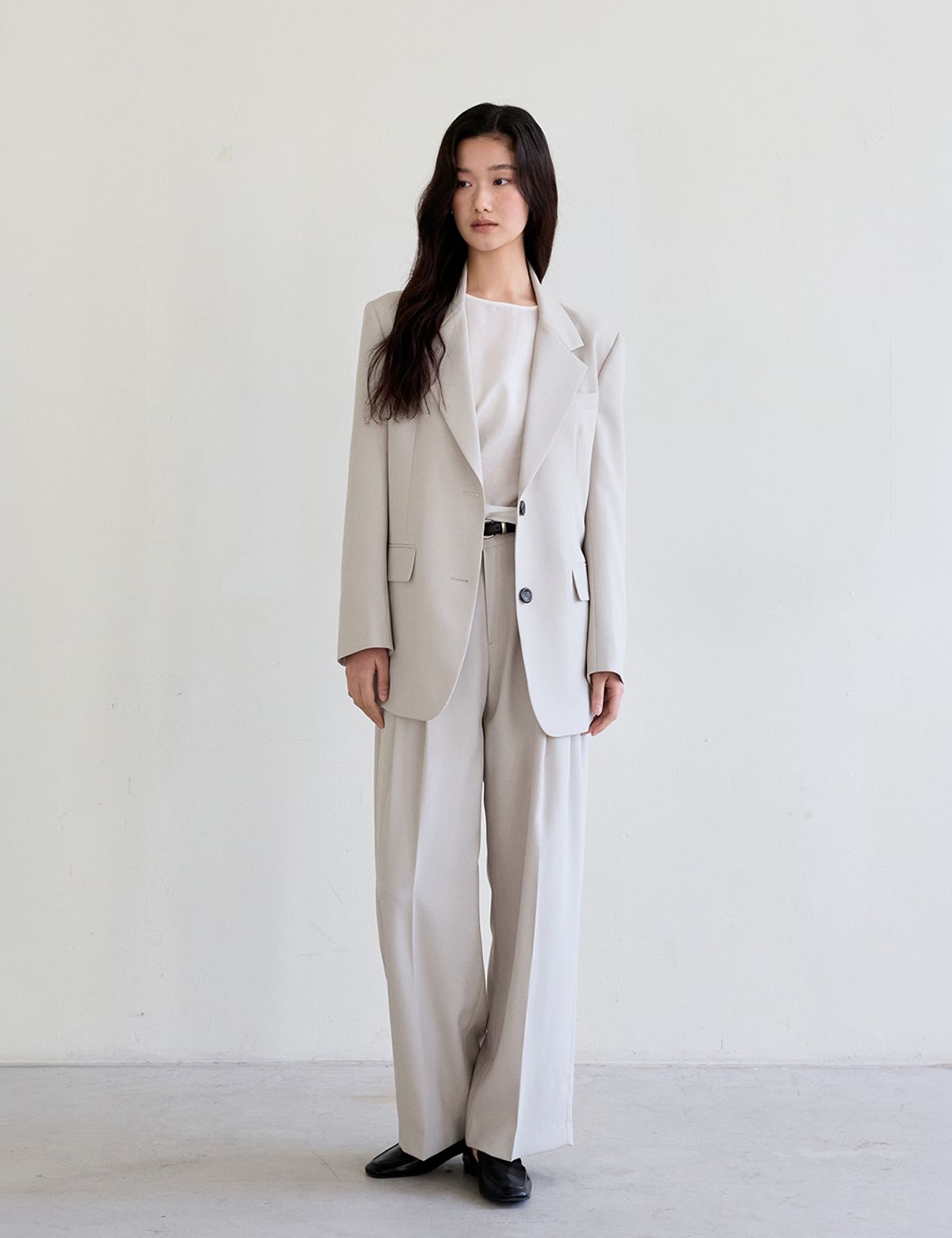 더엘로(THEELO) 클래식 핀턱 슬랙스 (Beige)