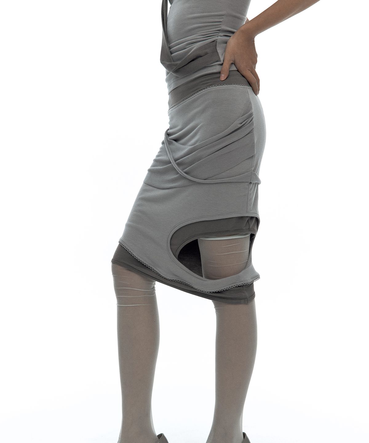 카시코(KASHIKO) Peek-a-boo Strap Skirt Warm Gray