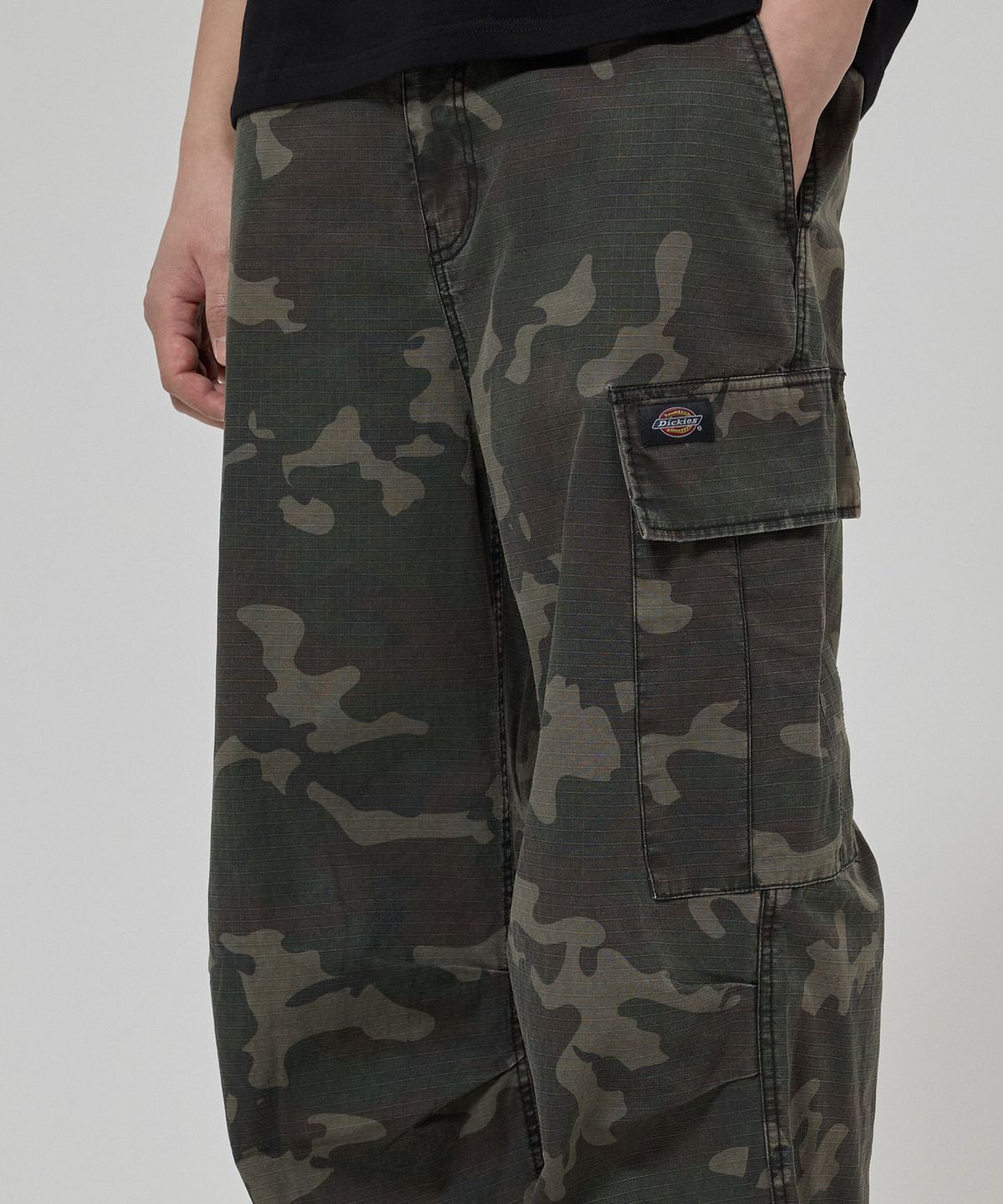 디키즈(DICKIES) 워시드 루즈핏 트윌 카고 팬츠 Dyed Camo