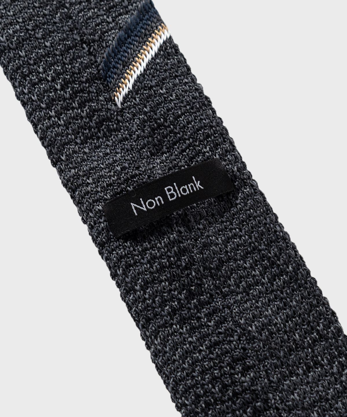 넌블랭크(NONBLANK) 원 포인트 스트라이프 니트 타이_GREY