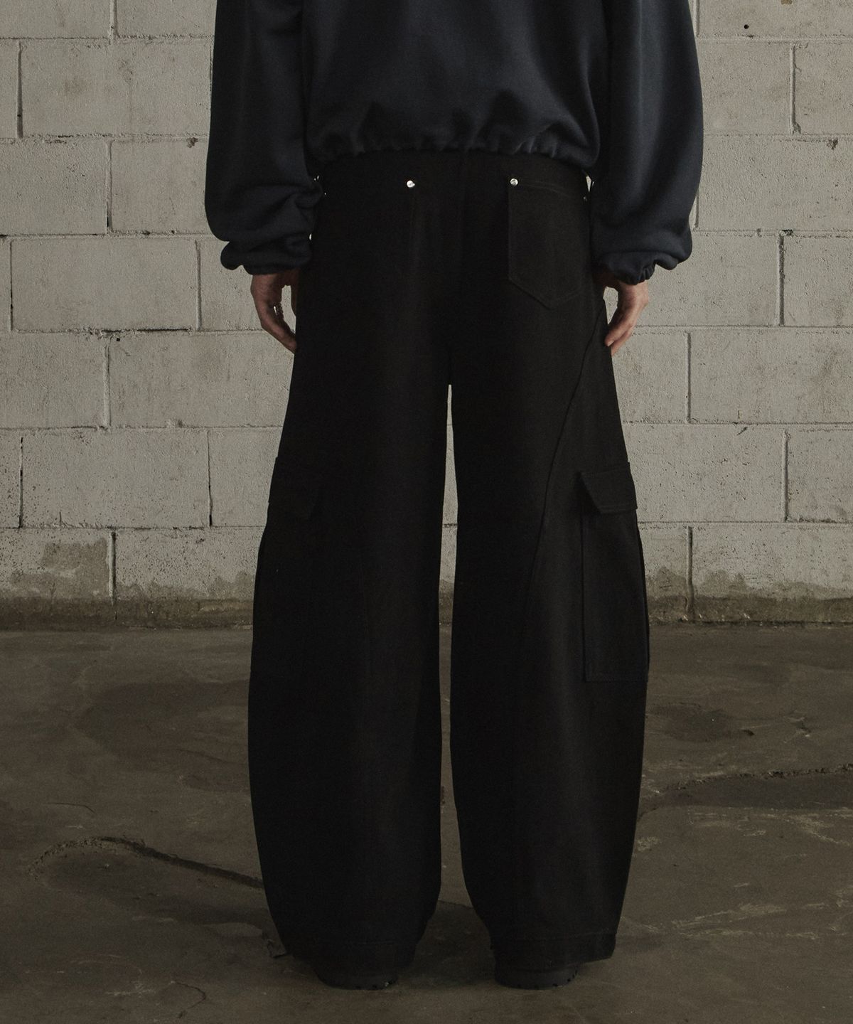 르렌느(LERENNE) Curved Cargo Pants - Black