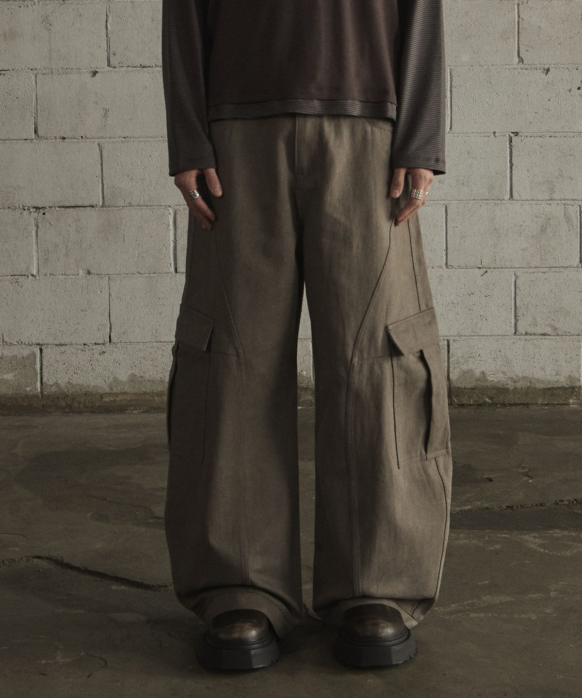 르렌느(LERENNE) Curved Cargo Pants - Brown