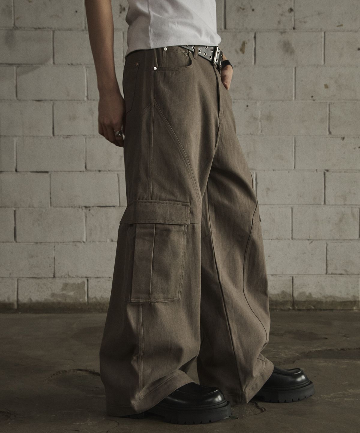 르렌느(LERENNE) Curved Cargo Pants - Brown