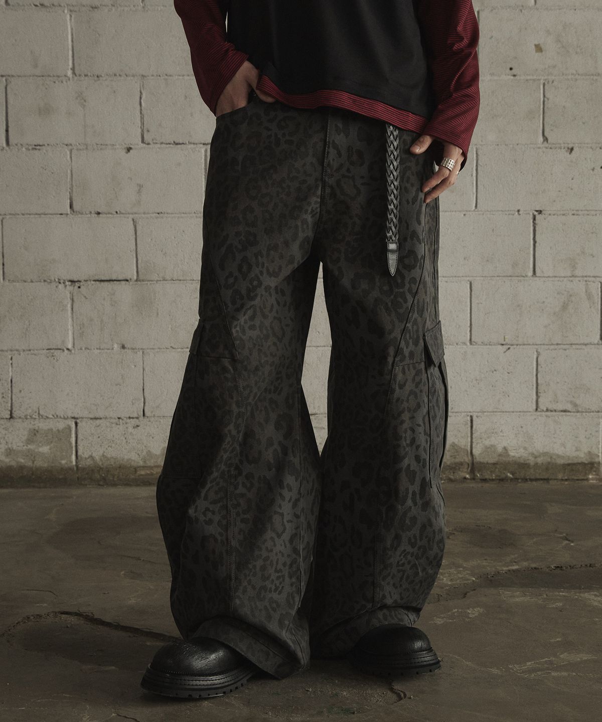 르렌느(LERENNE) Leopard Curved Cargo Pants - Charcoal