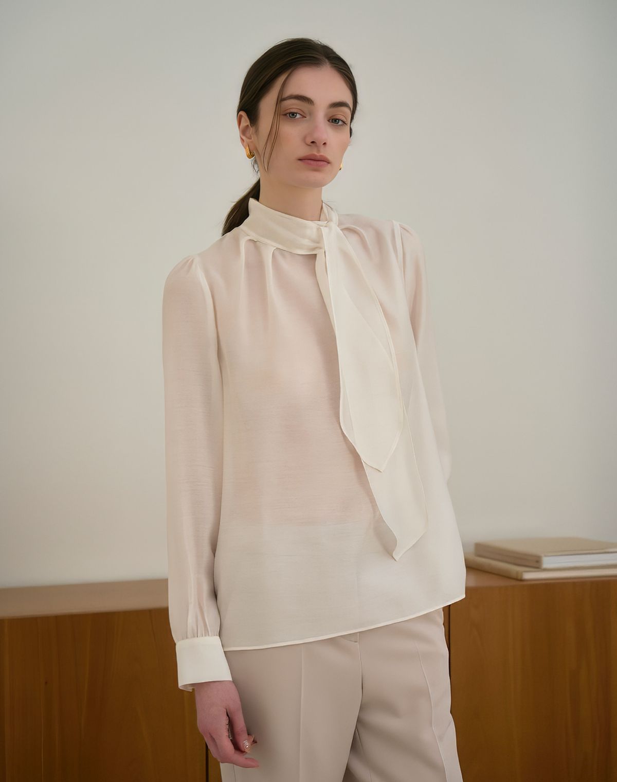 지에마르(GIEMAR) HALF NECK TIE BLOUSE IVORY 하프 넥 타이 블라우스 아이보리